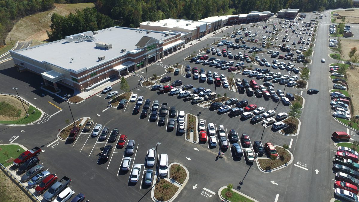 A full parking lot at Dawson Crossroads